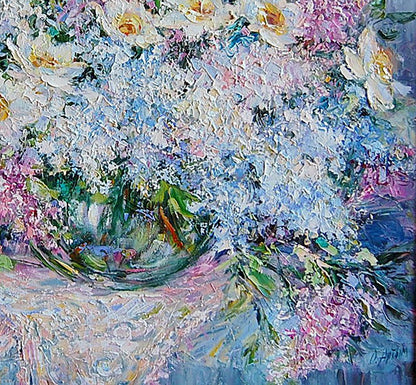 Artim Olga's oil painting showcases the freshness and beauty of a spring bouquet