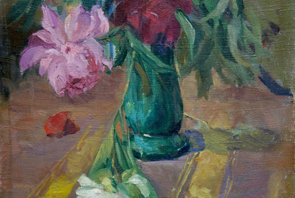 In this oil painting by Vera Dovgalevskaya, a vibrant bouquet of flowers adorns the morning